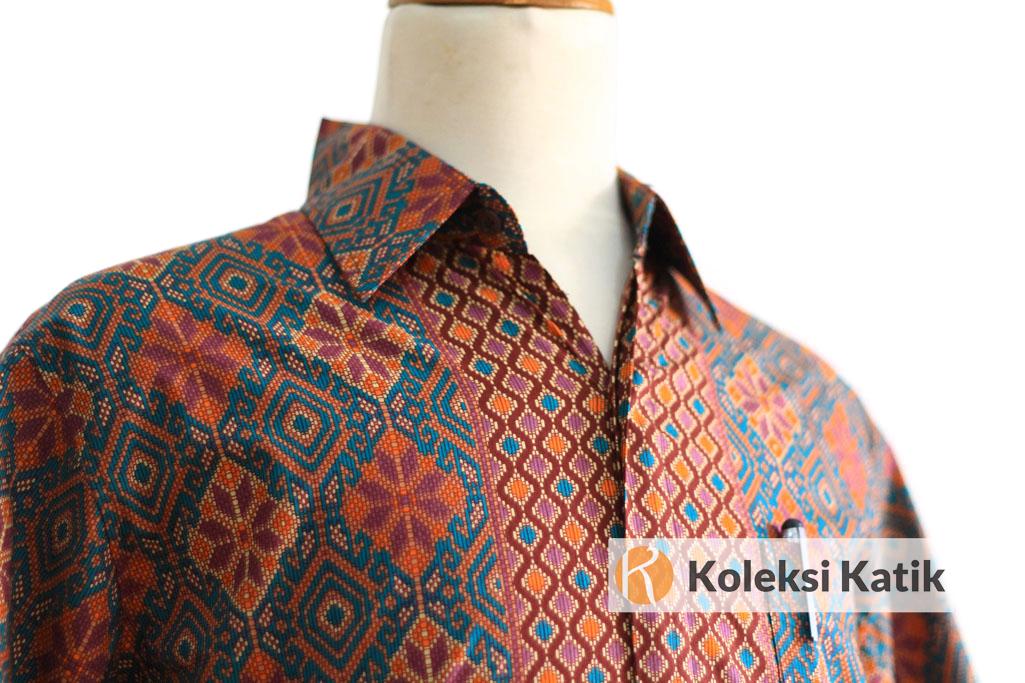 kemeja-batik-sumatera-barat-biru-jingga-close-up